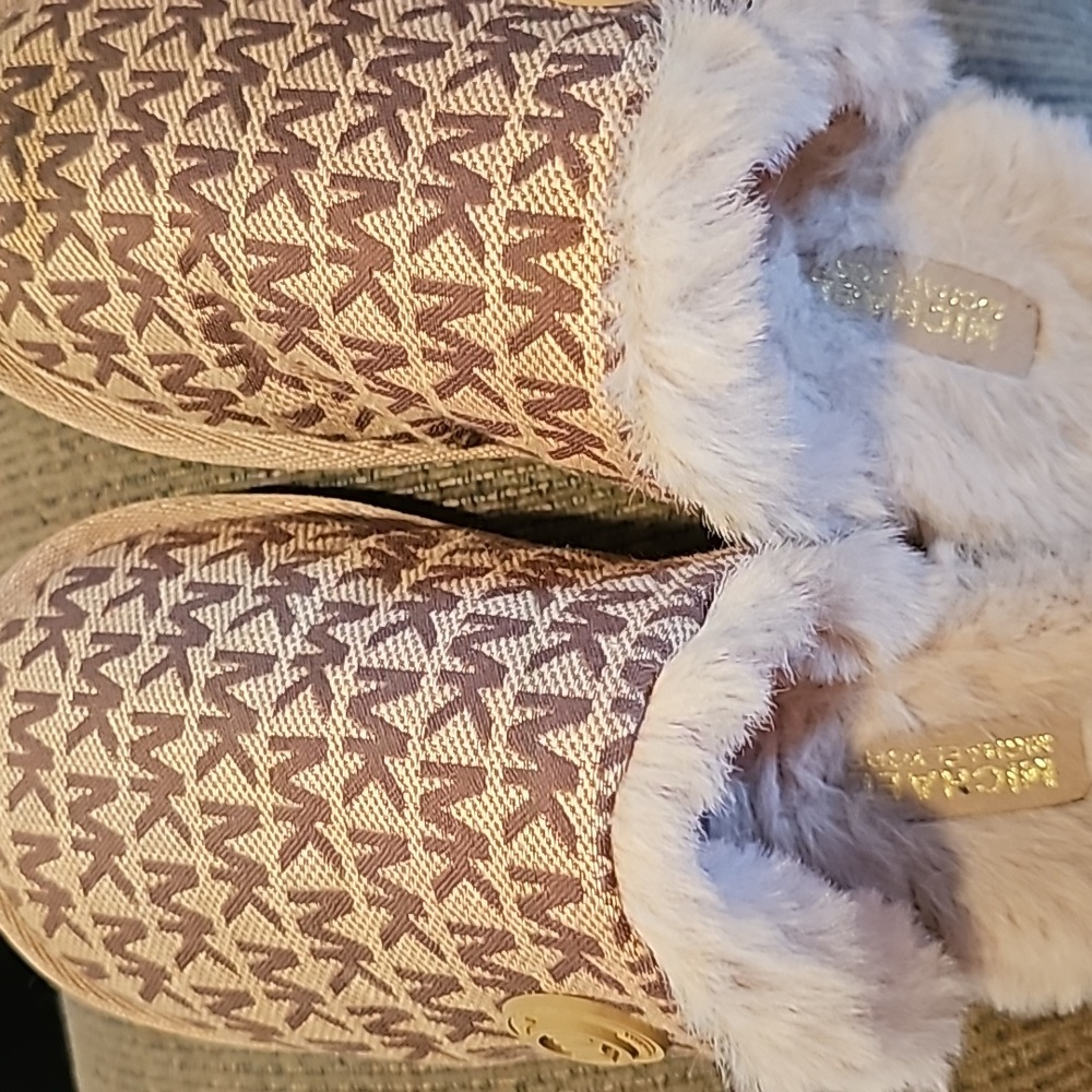 Michael Kors slippers size 5